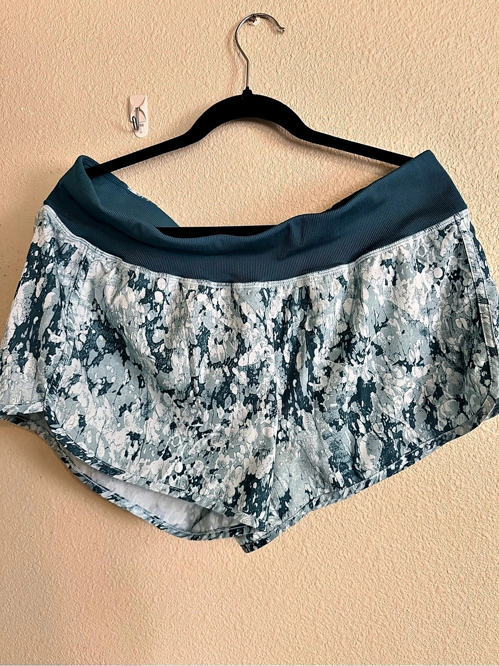 Z by Zella Abstract Athletic Shorts in Blue & White Size XL